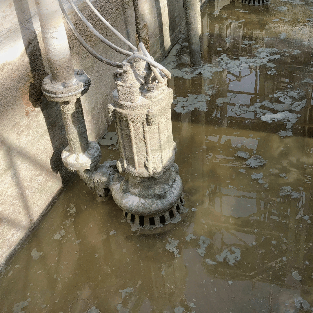 Dompelpomp in een put voor de behandeling van afvalwater